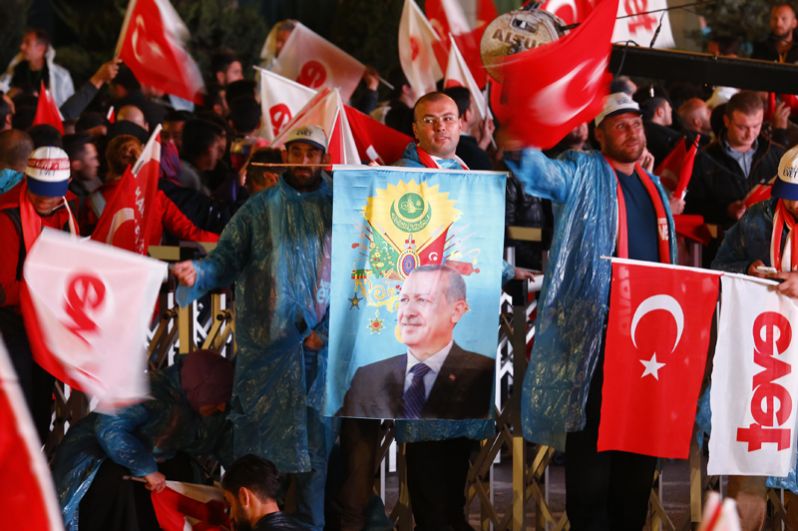 Сторонники президента Эрдогана празднуют победу на улицах Анкары.
