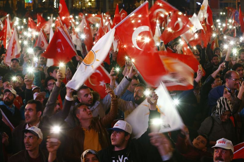 Сторонники президента Эрдогана празднуют победу на улицах Анкары.
