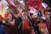 Сторонники президента Эрдогана празднуют победу на улицах Стамбула.