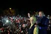 Турецкий президент Реджеп Тайип Эрдоган с супругой Эмине Эрдоган обращается к своим сторонникам в Стамбуле.