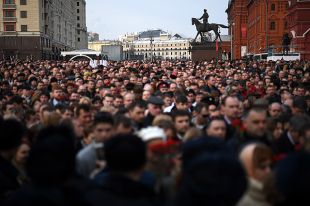 Участники акции памяти и солидарности «Питер - Мы с тобой!» в Москве.