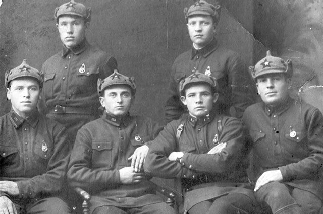 Николай Михайлович Кирьянов (внизу третий слева) окончил курсы ворошиловских стрелков в 1939 году.