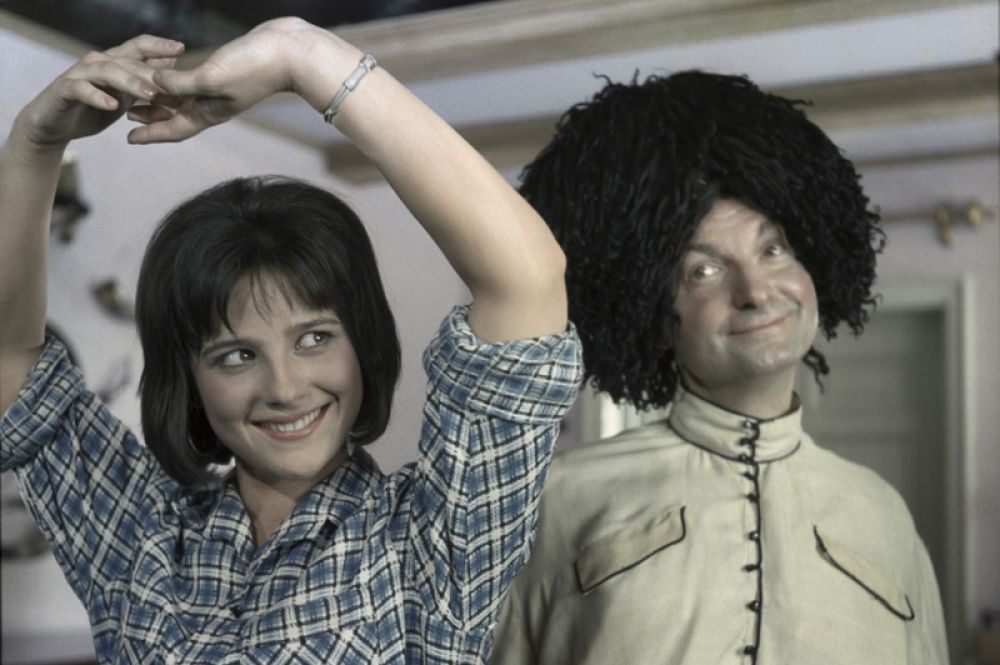 Наталья Варлей в роли Нины и Георгий Вицин в роли Труса в кинофильме «Кавказская пленница, или новые приключения Шурика» режиссера Леонида Гайдая. 1966 год.