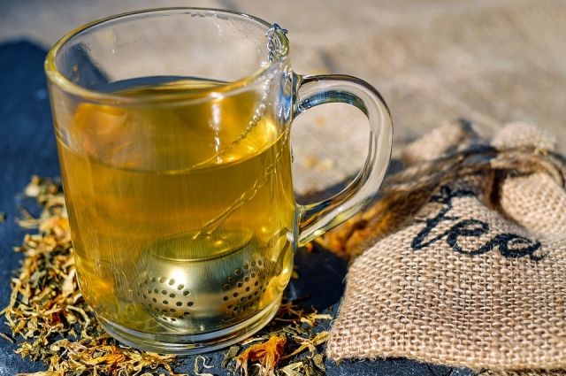 Чай с лимоном и малиновым вареньем не могут быть панацеей при простудах.