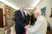 Папа Бенедикт XVI принимает поздравления от немецкой делегации в Ватикане.