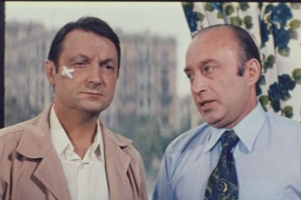«Неисправимый лгун», 1973 г. Комедия Виллена Азарова рассказывает историю парикмахера Алексея Ивановича Тютюрина, который вечно попадает в столь необычные ситуации, что никто не верит в их реальность. В итоге честнейший человек зарабатывает репутацию неисправимого лгуна.