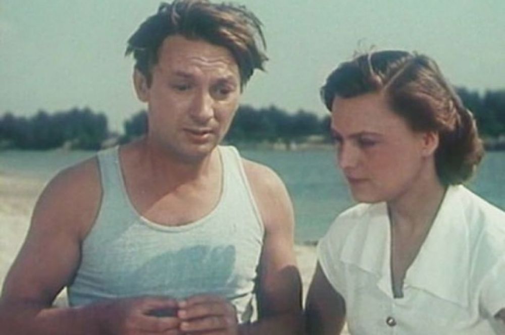 «Она вас любит», 1957 г. История о скромном и застенчивом работнике зоопарка, который влюбляется в девушку с обложки журнала «Огонек». Интересно, что Вицин был намного старше своего киношного героя – в ленте он играет юного паренька, а на деле актеру было уже хорошо за 30.