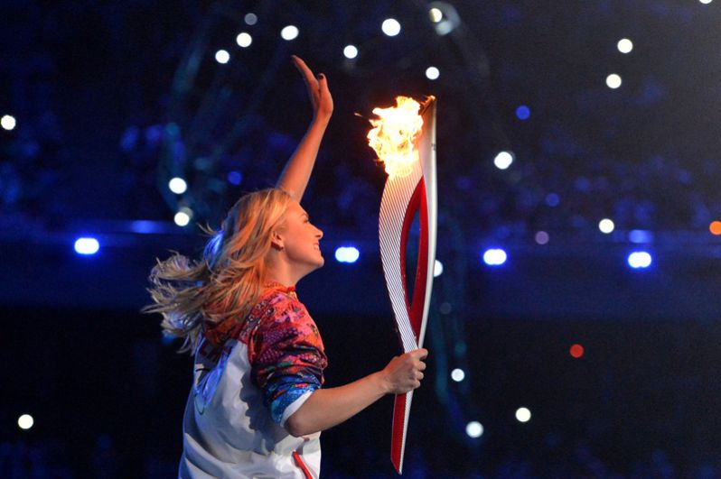 2014 год. Теннисистка Мария Шарапова участвует в финальном этапе эстафеты олимпийского огня на церемонии Олимпийского огня XXII зимних Игр в Сочи.
