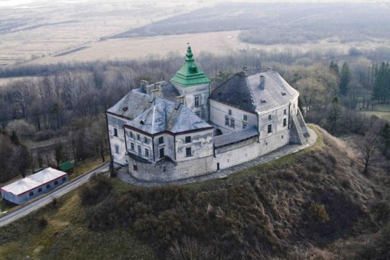 Олеський замок является памятником архитектуры и истории XIII-XVIII