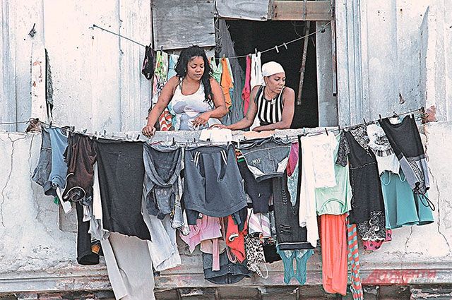 «Промтоварные» карточки на Кубе отменили, и купить одежду стало гораздо дороже. Местные жители этим недовольны — здесь вообще никто не хочет избавления от карточек.