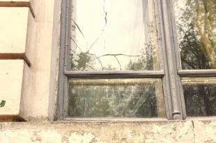 Разбитое окно в Институте нацпамяти