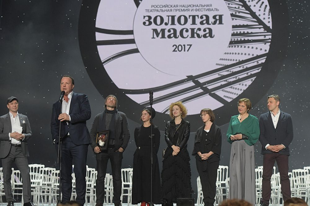 Директор Московского академического театра имени Маяковского Леонид Ошарин, получивший награду в номинации «Лучший спектакль в драме» («Русский Роман, театр имени Маяковского, Москва).