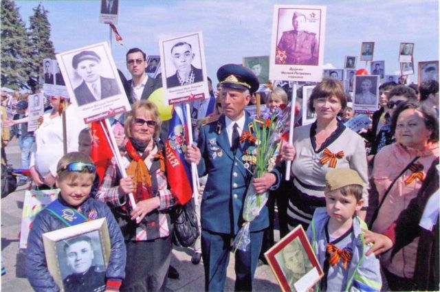 Каждое 9 мая Елена Васильевна (слева) в одном строю с отцом, которого знает только по письмам и рассказам родных.