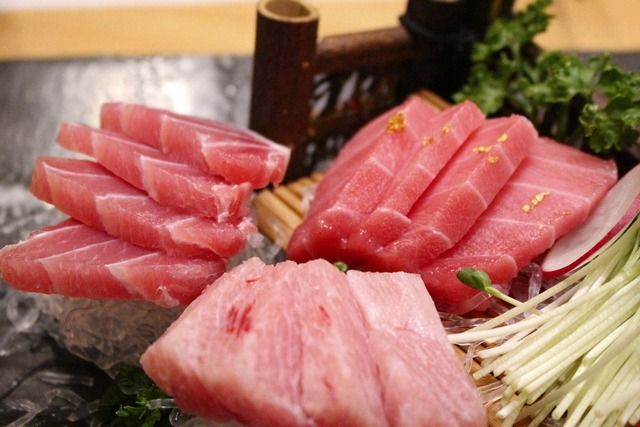 В мясе тунца содержатся витамины и жирные кислоты.