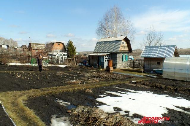 Пока земля в Сибири еще не оттаяла, еще можно успеть купить дачу к огородному сезону.