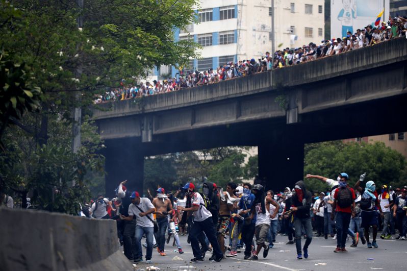 C начала апреля число погибших во время акций протеста в Венесуэле увеличилось до восьми.