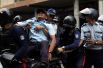 Раненый полицейский во время столкновений с оппозицонерами во время протестов против президента Николаса Мадуро в Сан-Кристобаль.