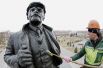 21 апреля. Рабочий моет статую Владимира Ильича Ленина накануне его юбилея, Красноярск.