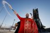 19 апреля. Священник проводит богослужение перед космическим кораблем «Союз МС-04» перед предстоящим запуском на стартовой площадке космодрома Байконур в Казахстане.