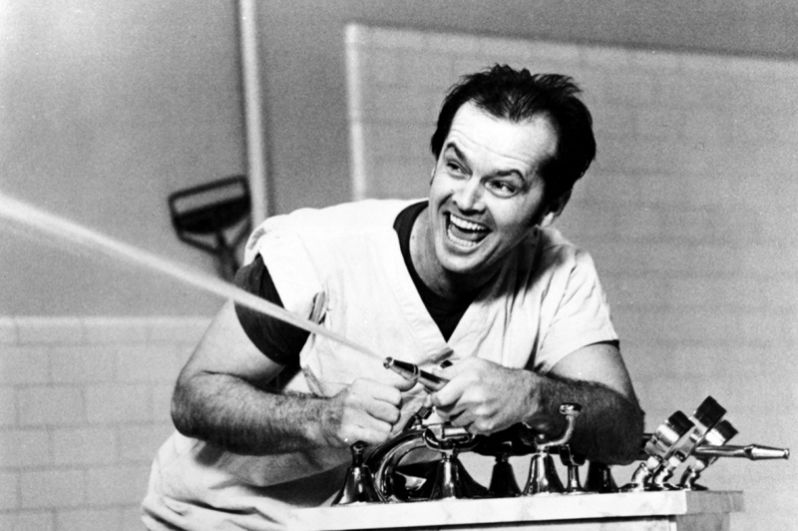 Николсон завоевал свой первый «Оскар» за лучшую мужскую роль, сыграв Рэндла Патрика МакМёрфи в киноверсии романа Кена Кизи «Пролетая над гнездом кукушки», поставленной Милошем Форманом в 1975 году. 
