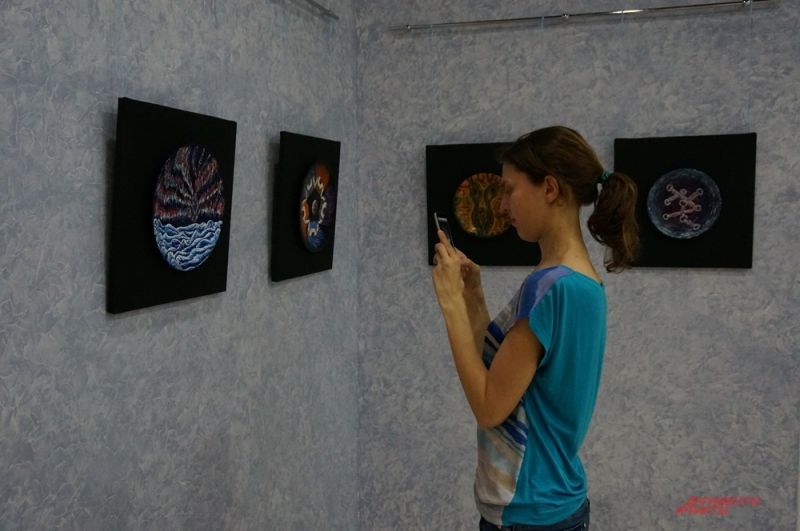 В коридорах можно было увидеть художественные экспозиции.