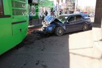 Водитель и один пассажир автобуса получили ушибы. 