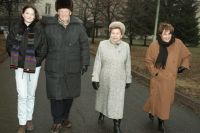 Борис Ельцин в сопровождении Наины Ельциной, дочери Татьяны и внучки Маши. 1996г.
