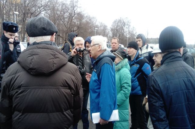 Жители дома на проспекте Невского, 30 объясняются с сотрудниками полиции