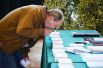 Мужчина голосует на избирательном участке в коммуне Ле-Туке департамента Па-де-Кале.