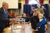 Избиратели голосуют на избирательном участке в коммуне Ле-Туке департамента Па-де-Кале.