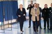Лидер политической партии Франции «Национальный фронт», кандидат в президенты Франции Марин Ле Пен голосует на избирательном участке в Энен-Бомон.