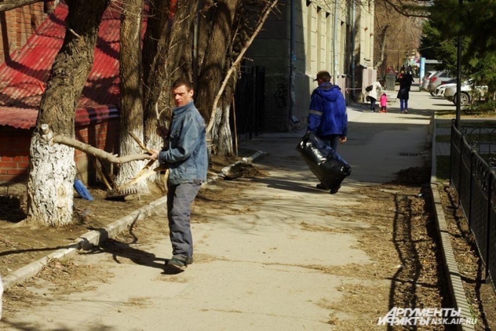 По оценкам властей, прибраться вышли более 100 тысяч человек