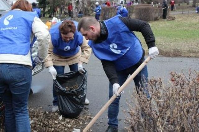 Сотрудники компании приняли активное участие в уборке города.