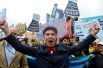 Американский инженер, актёр и телеведущий-популяризатор науки Билл Най возглавляет демонстрацию в Вашингтоне.