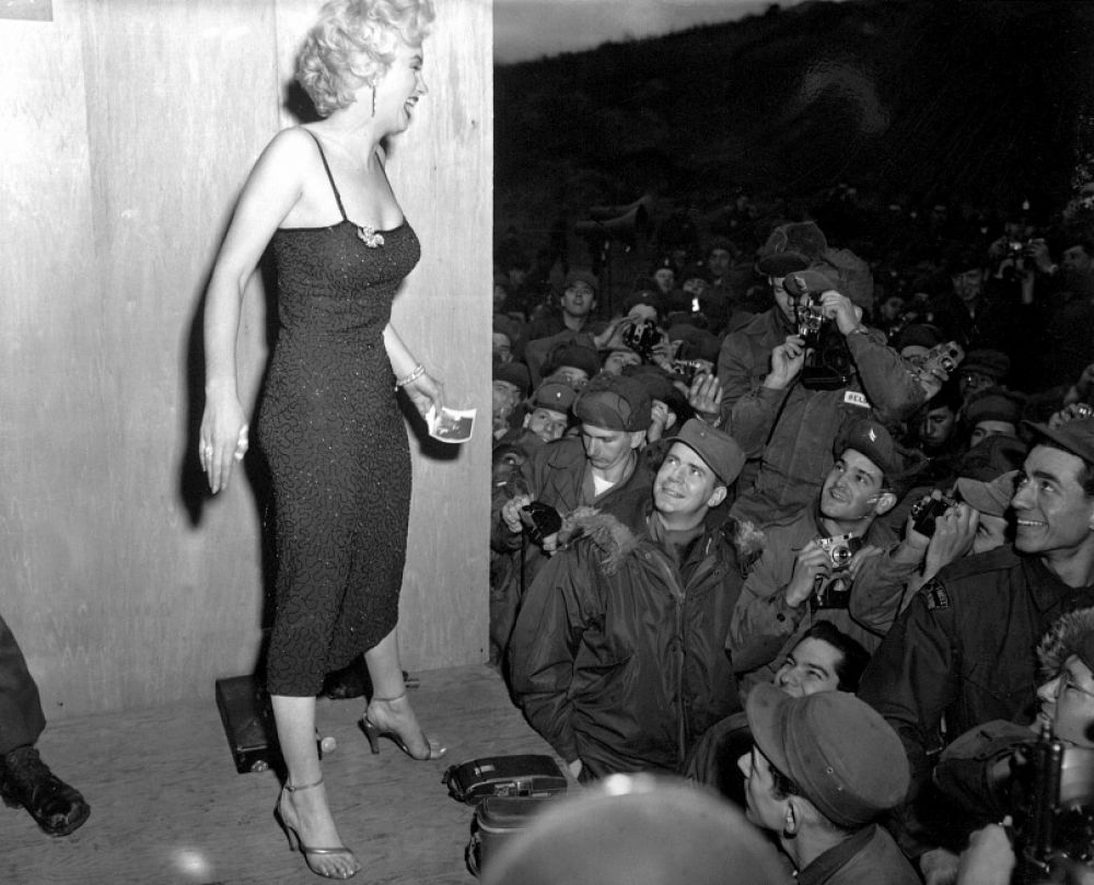 1950-е годы стали эпохой легендарной Мэрилин Монро. Именно эта роскошная блондинка ввела в моду пышные женские формы и кокетливое поведение. Актриса обладала бедрами и грудью в целых 96 сантиметров, но талия при этом была всего 62 сантиметра