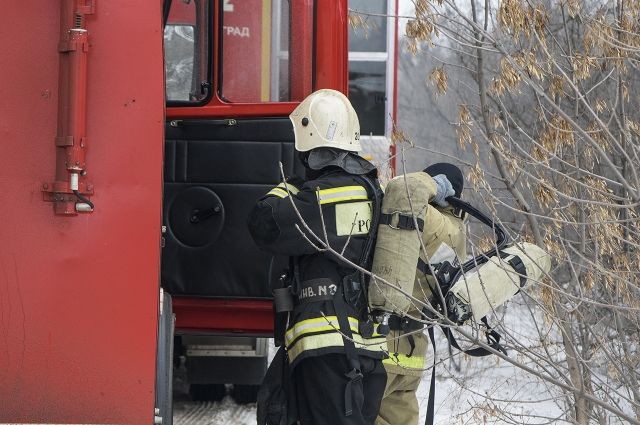 Пожарные вынесли их горящей квартиры 55-летнего хозяина