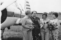 Юная Валентина Дрокина (третья слева) рассказывает о себе Героям Советского Союза Анне Егоровой, Тамаре Константиновой и Марии Смирновой.