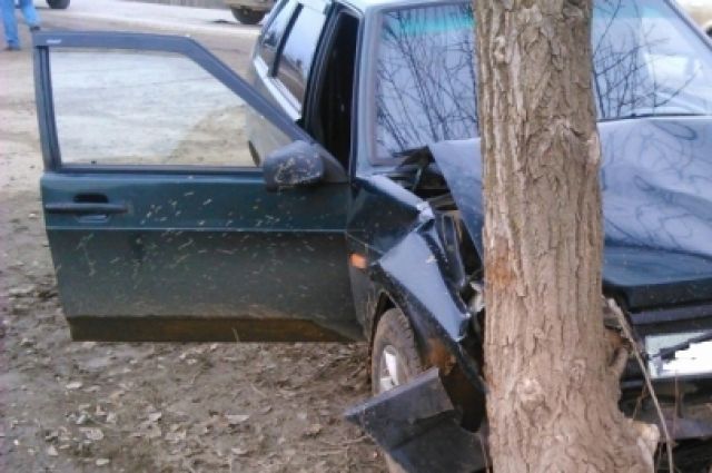 Автомобиль ВАЗ съехал в кювет и врезался в дерево, водитель получил травму. 