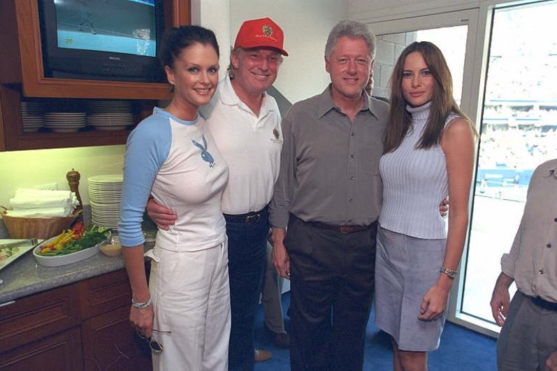 2000 год. Фотомодель Кайли Бакс, Дональд Трамп, Билл Клинтон и Меланья Кнаусс, будущая Трамп (слева направо).