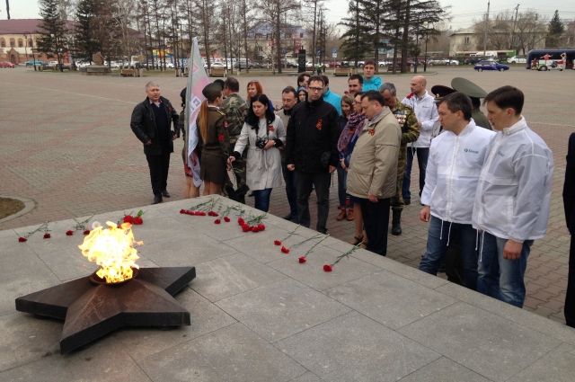 Команда возложила цветы на Мемориале Победы.