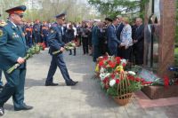 Каждый год в Оренбурге благодарные потомки приходят с цветами к памятнику жертвам радиационных аварий.