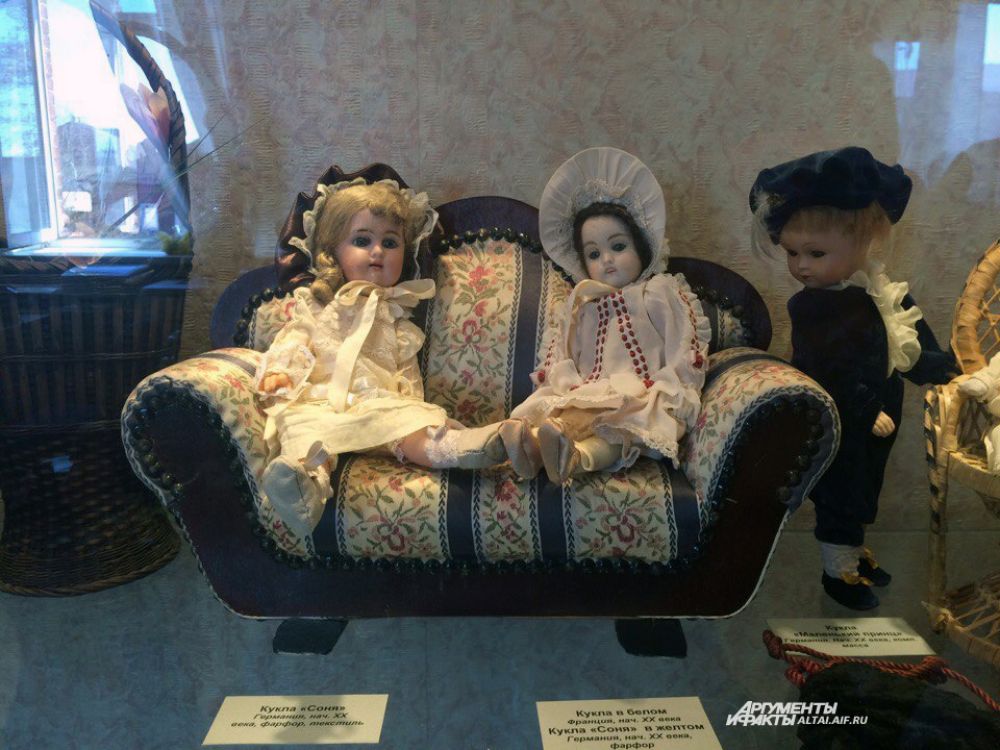 На выставке представлены не только куклы, но и мебель.