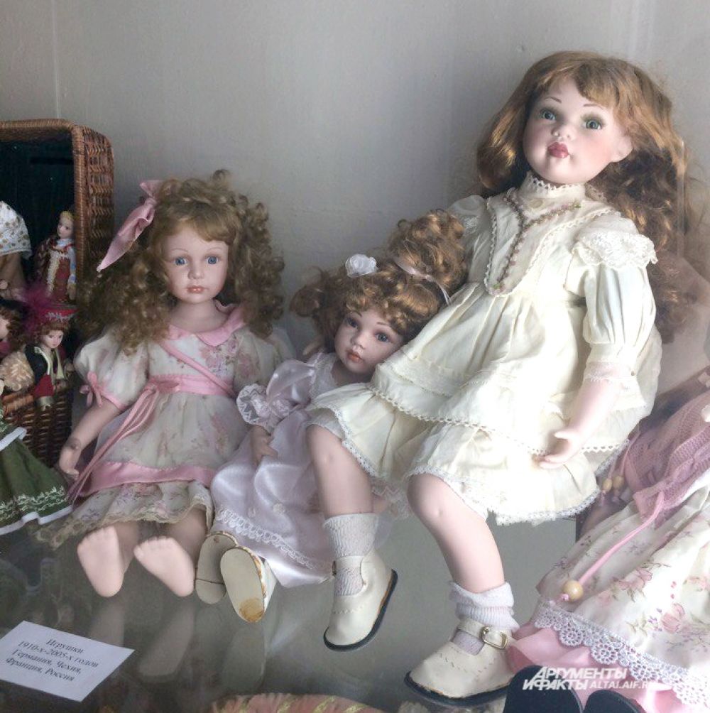 Куклы похожи на живых девочек.