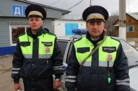 Полицейские, экстренно доставившие в больницу пострадавшего ребенка в Иркутске.