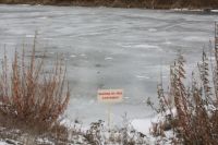 Мужчина не мог перебраться через озеро из-за тонкого льда