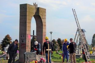 В Польше активисты разобрали памятник воинам УПА
