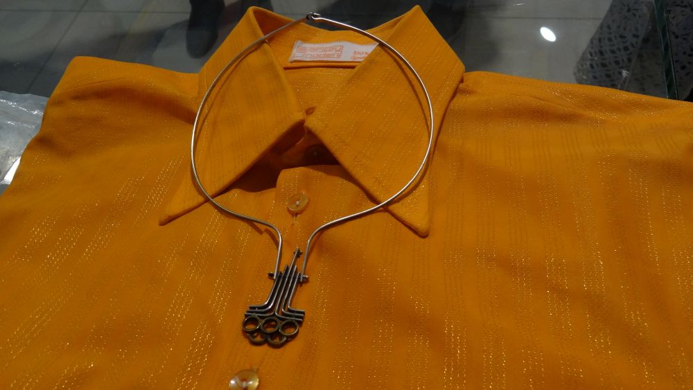 Рубашки из синтетической ткани сначала стоили дорого. Но были особенно популярными среди советских граждан. 