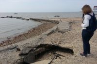Главный пляж Таганрога поражает своим запустением.