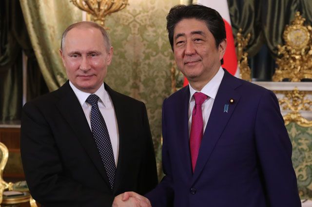 Президент РФ Владимир Путин и премьер-министр Японии Синдзо Абэ во время встречи.