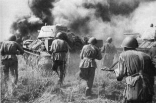 Пока на Урале разворачивались шпионские игры, на фронте вовсю шла война.
